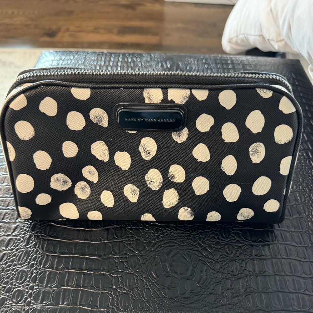 Marc by Marc Jacobs pouch black and white leather